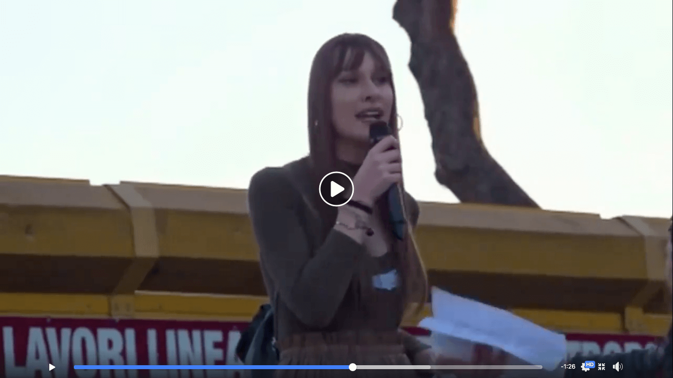 Sardine a Roma, sul palco anche la 22enne transgender Luce Visco – VIDEO