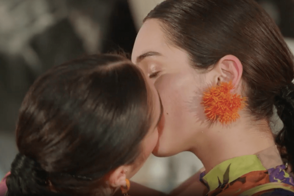 La figlia di Madonna, Lola, bacia una donna in un'orgia (simulata) - Schermata 2019 12 15 alle 11.28.34 e1576405844908 - Gay.it
