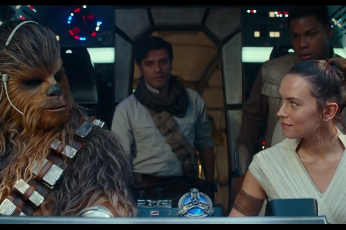 Star Wars IX, J.J. Abrams difende il bacio lesbo: “Non volevo fosse goffo”