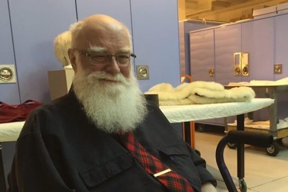 Babbo Natale gay va in pensione dopo 30 anni: i suoi abiti finiscono in un museo - babbo natale gay - Gay.it