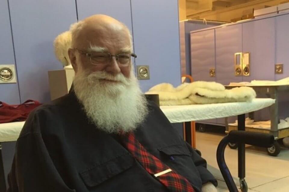 Babbo Natale gay va in pensione dopo 30 anni: i suoi abiti finiscono in un museo
