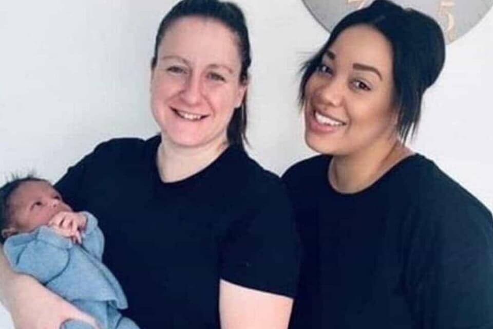 Coppia lesbica ha un bambino condividendo l'utero - coppia lesbica utero condiviso - Gay.it