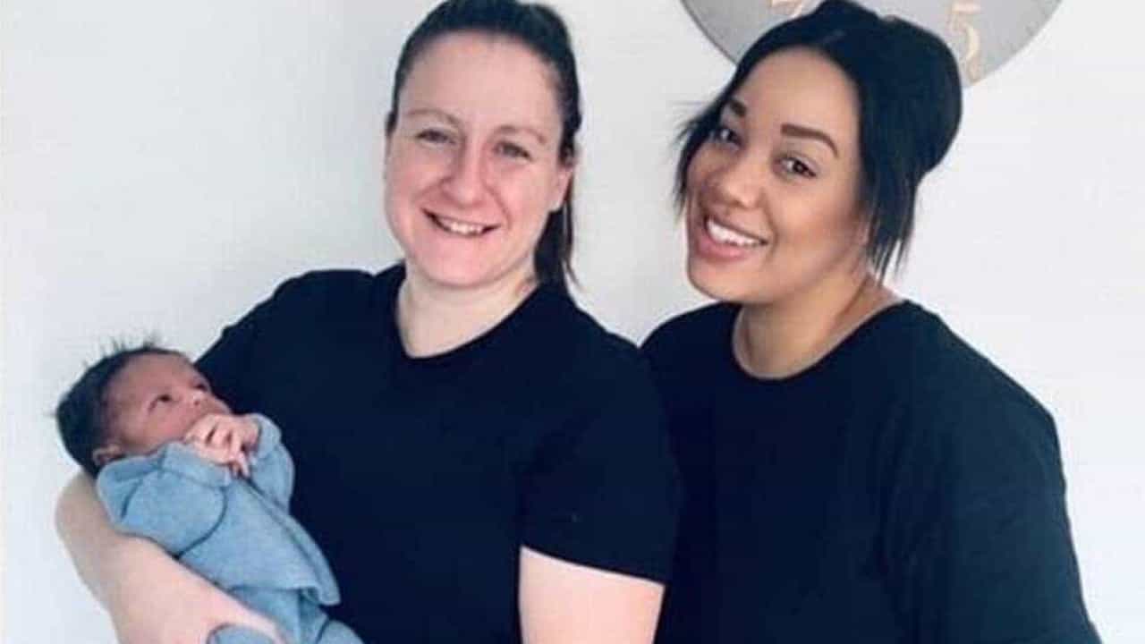 Coppia lesbica ha un bambino condividendo l’utero