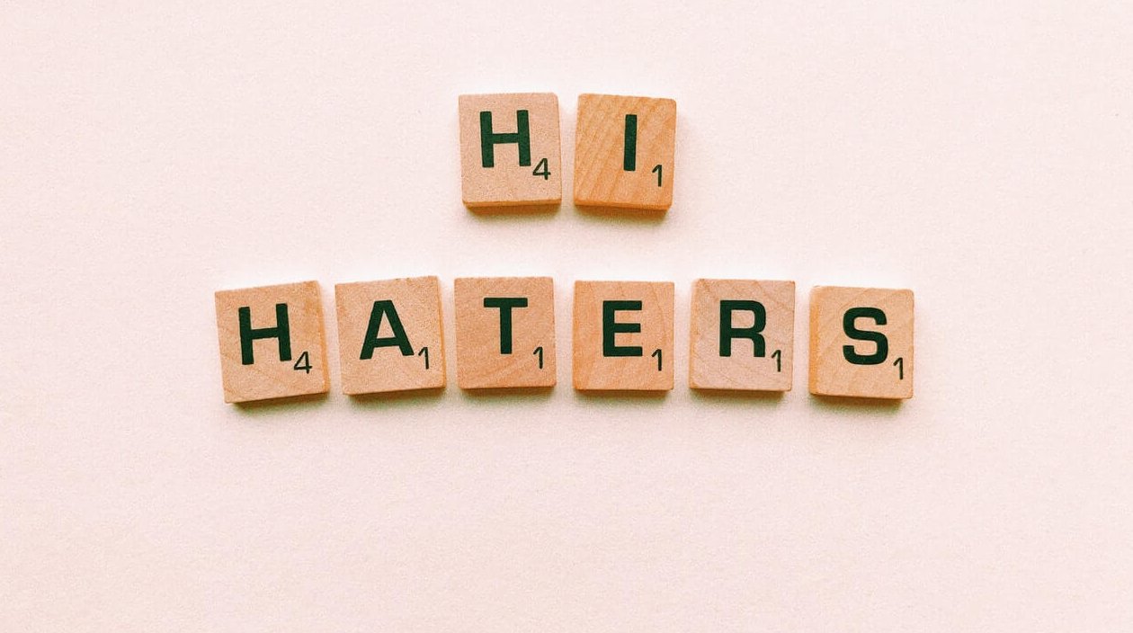 16 enne insultato per il coming out, la sua ironia contro l’odio dei cyberbulli