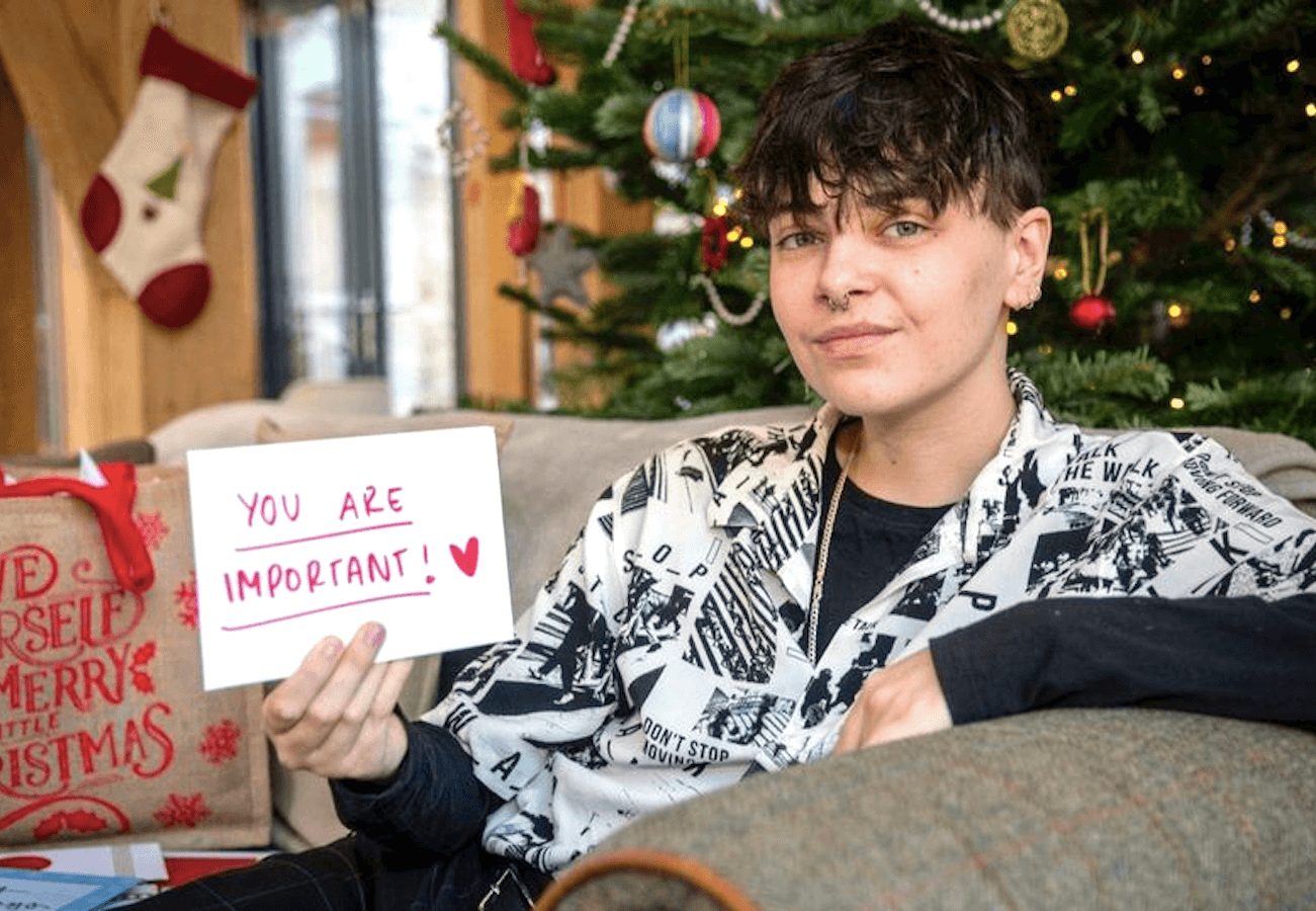 Ragazzo trans invia 4.000 biglietti di auguri a persone LGBT rifiutate dalle famiglie