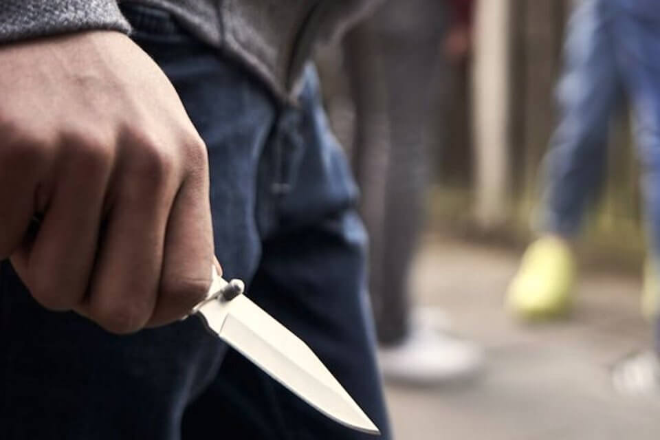Napoli, 17enne gay accoltella il compagno che non voleva cancellare alcune foto intime