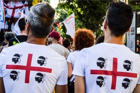 Sassari, proprietario del locale accusato di omofobia a processo: ha scritto ‘gay’ sulla targa di un avvocato