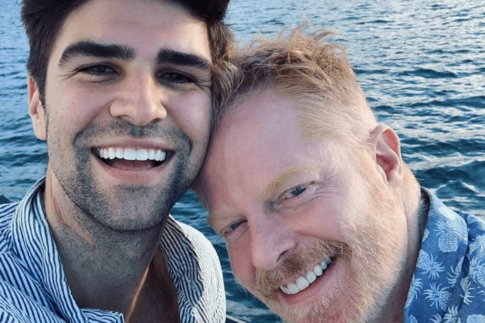Jesse Tyler Ferguson di Modern Family annuncia: “Io e mio marito saremo presto papà”
