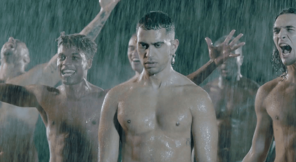 Mahmood canta Rapide, ecco l’omoerotico video ufficiale