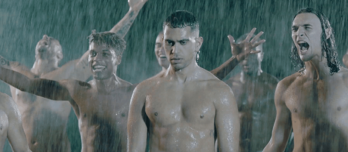 Mahmood canta Rapide, ecco l’omoerotico video ufficiale