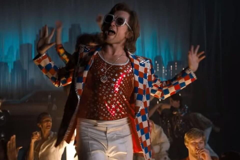 Taron Egerton e il no agli attori etero che interpretano personaggi gay: “Sarebbe un pericoloso precedente”
