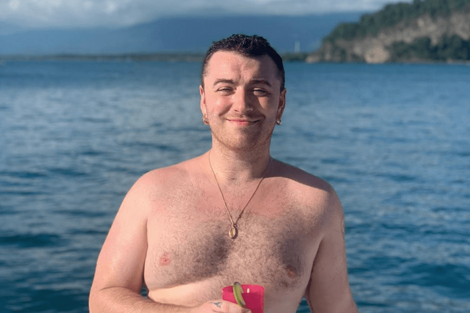 Sam Smith tutto nudo sui social: “Ho passato tutta la vita a nascondere il mio corpo” – foto