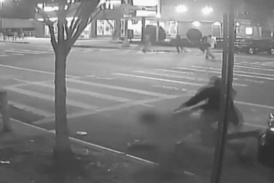 Uomo ucciso di botte  davanti al marito: i ladri gli rubano un dollaro