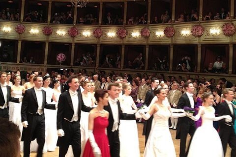 Vienna, per la prima volta una coppia di donne al ballo delle debuttanti - Vienna Opera Ball 27 February 2014 01 - Gay.it