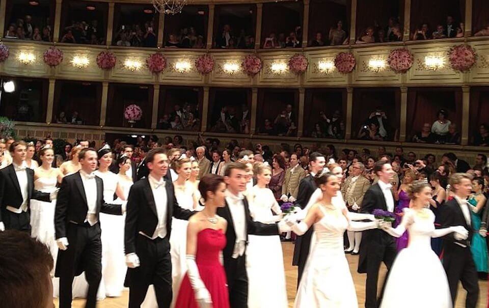 Vienna, per la prima volta una coppia di donne al ballo delle debuttanti