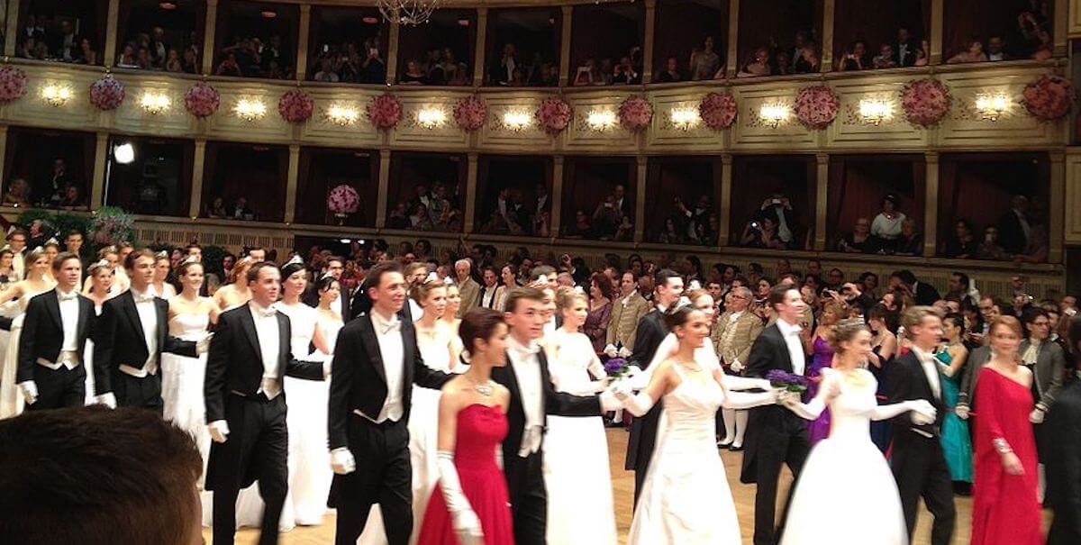 Vienna, per la prima volta una coppia di donne al ballo delle debuttanti