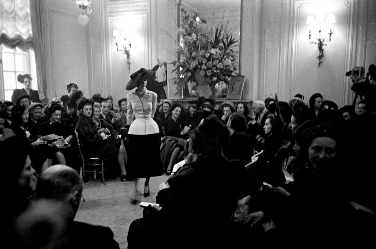 Christian Dior, stilista retrò che rivoluzionò la moda parigina - dior sfilata - Gay.it