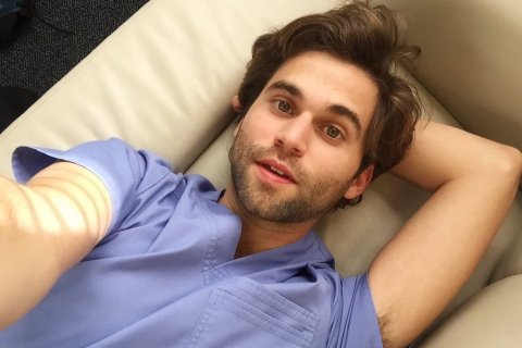 Jake Borelli in The Thing about Harry, prima commedia romantica per famiglie dalle sfumature LGBT - jake borelli fa coming out - Gay.it