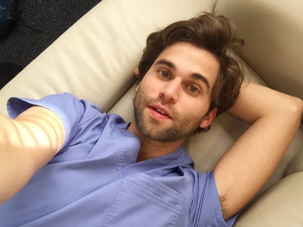 Jake Borelli in The Thing about Harry, prima commedia romantica per famiglie dalle sfumature LGBT