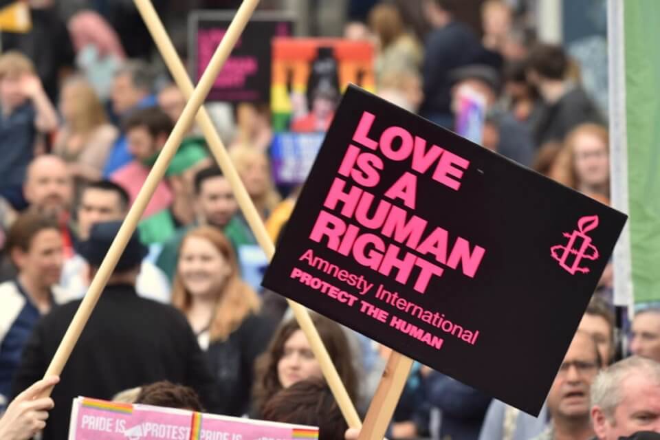 Irlanda del Nord legalizza il matrimonio egualitario: da oggi le coppie LGBT potranno sposarsi