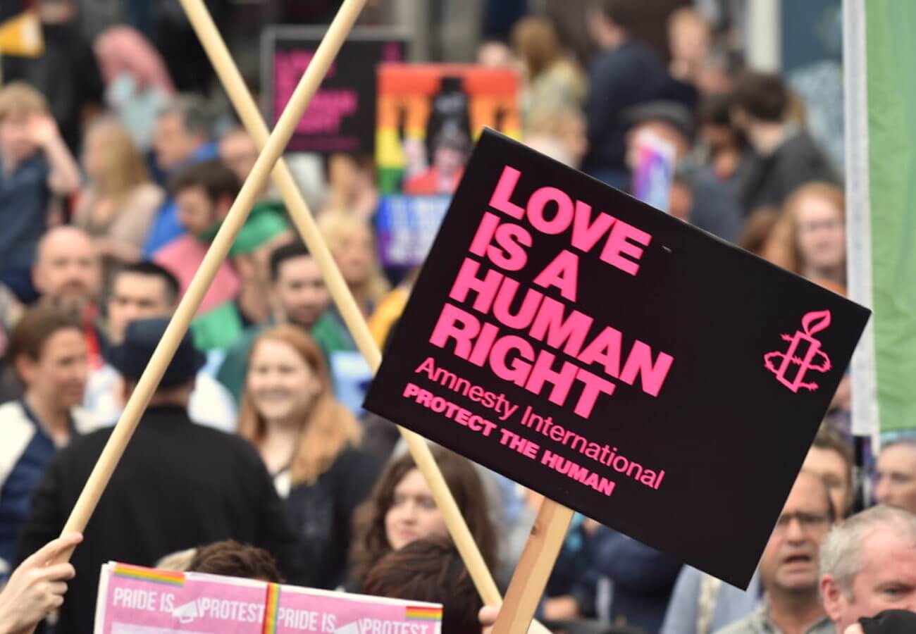 Irlanda del Nord legalizza il matrimonio egualitario: da oggi le coppie LGBT potranno sposarsi