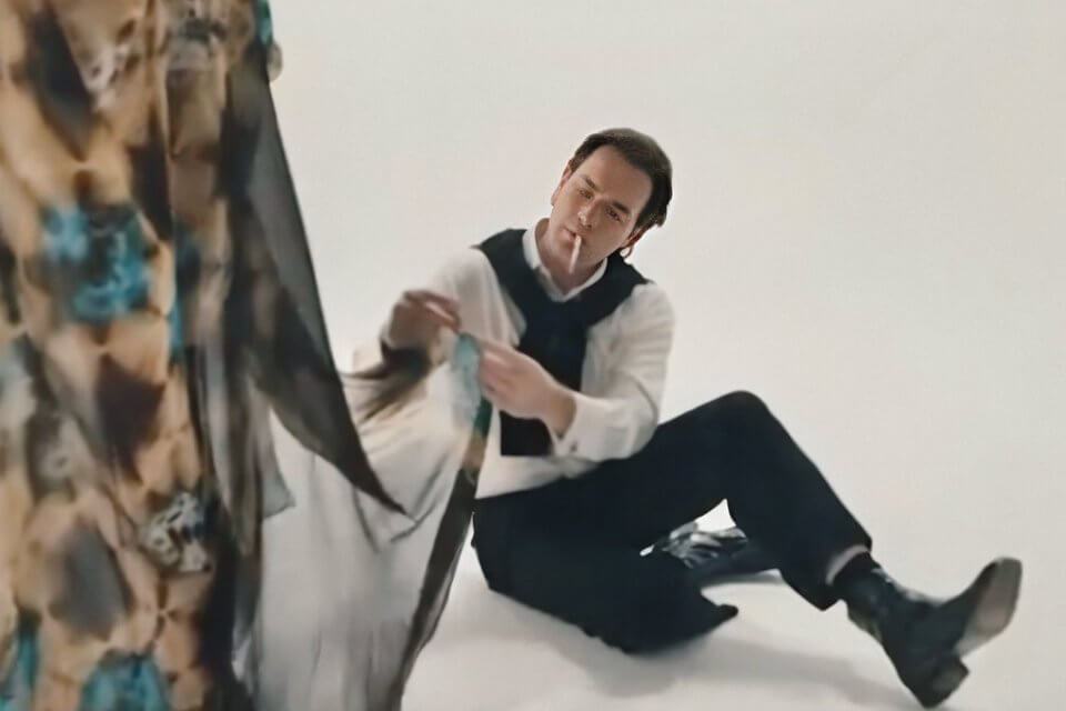 Ewan McGregor è lo stilista ‘Halston’ nella nuova serie di Ryan Murphy, il teaser video