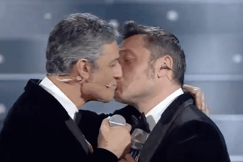 Sanremo 2020, bacio della pace per Tiziano Ferro e Fiorello - video - Ferro Fiorello - Gay.it