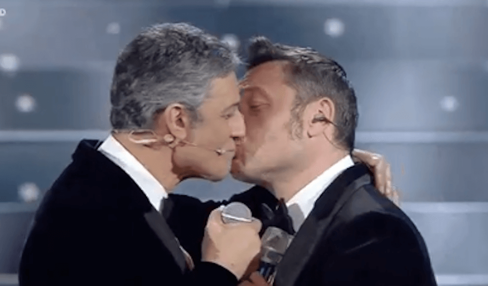 Sanremo 2020, bacio della pace per Tiziano Ferro e Fiorello - video - Ferro Fiorello - Gay.it