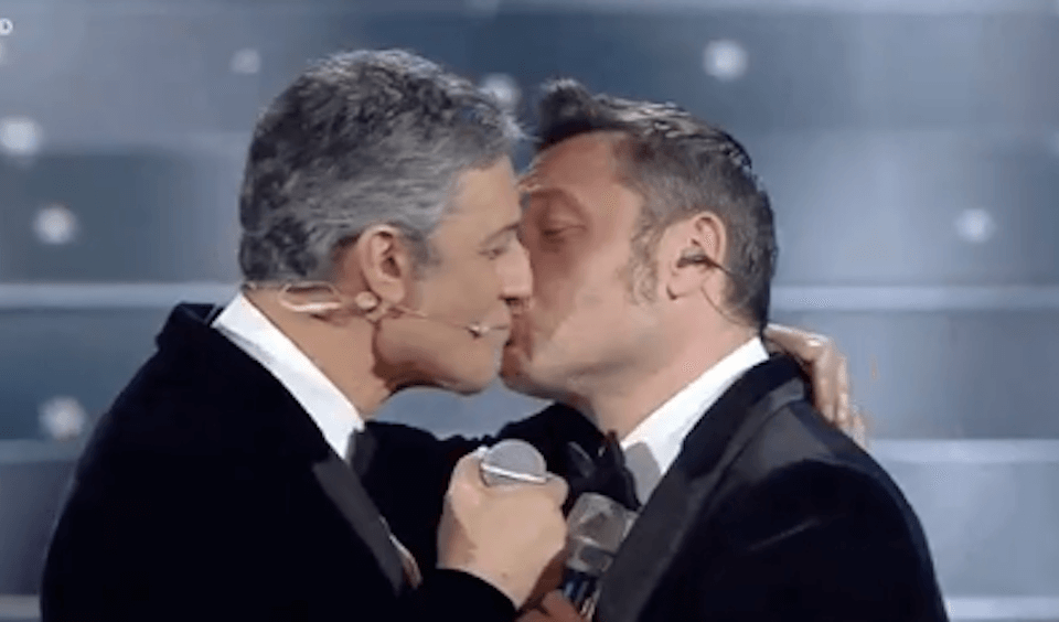 Sanremo 2020, bacio della pace per Tiziano Ferro e Fiorello – video