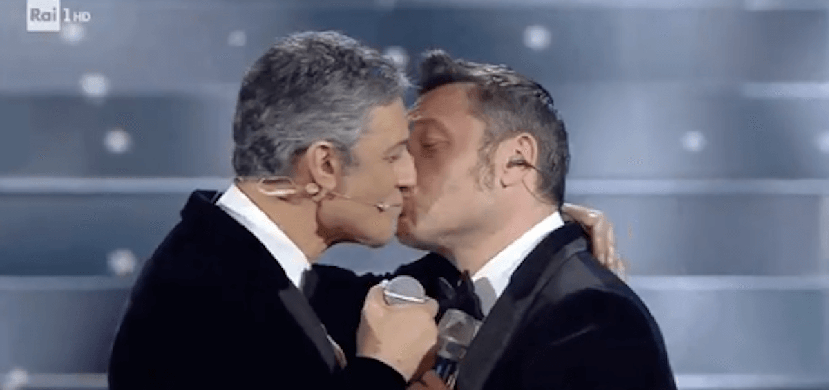 Sanremo 2020, bacio della pace per Tiziano Ferro e Fiorello – video