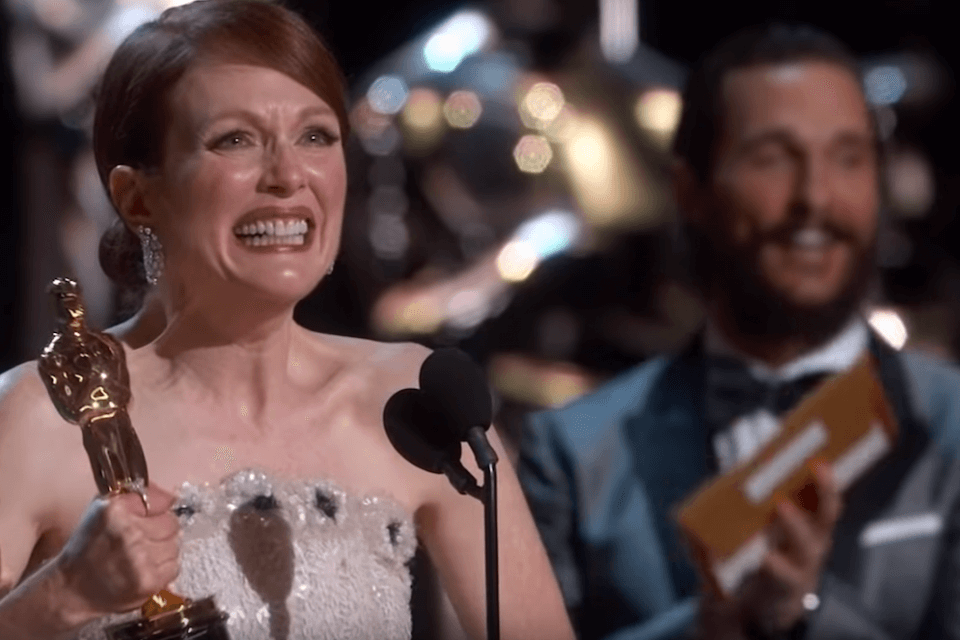 Julianne Moore ha visto gli Oscar 2020 in un pub gay, foto