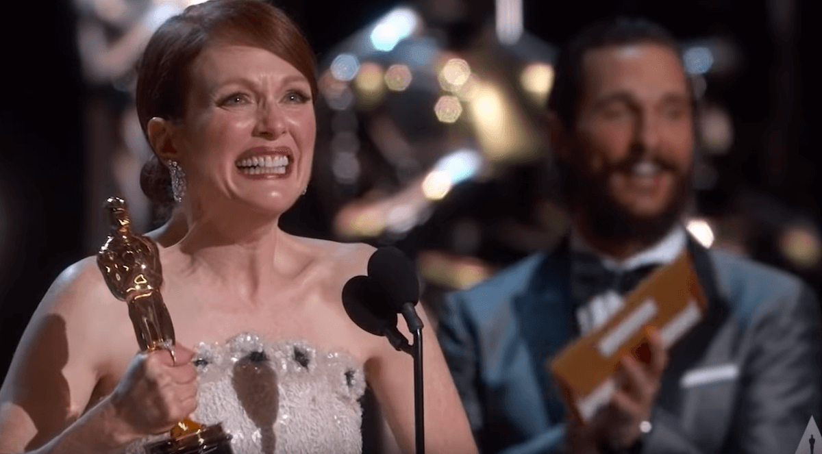 Julianne Moore ha visto gli Oscar 2020 in un pub gay, foto