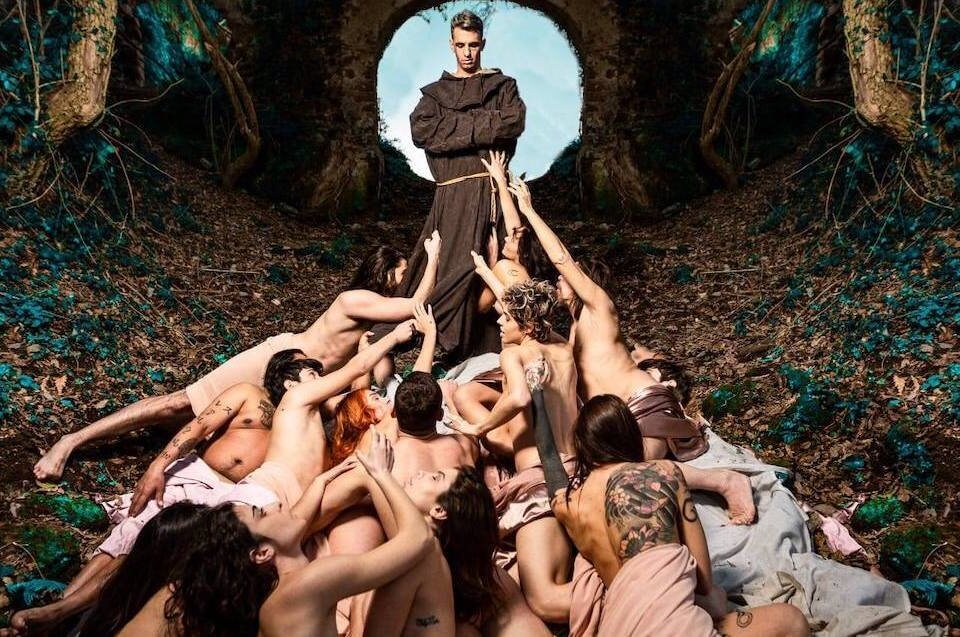 Me ne Frego, orgia e nudità nel nuovo video di Achille Lauro