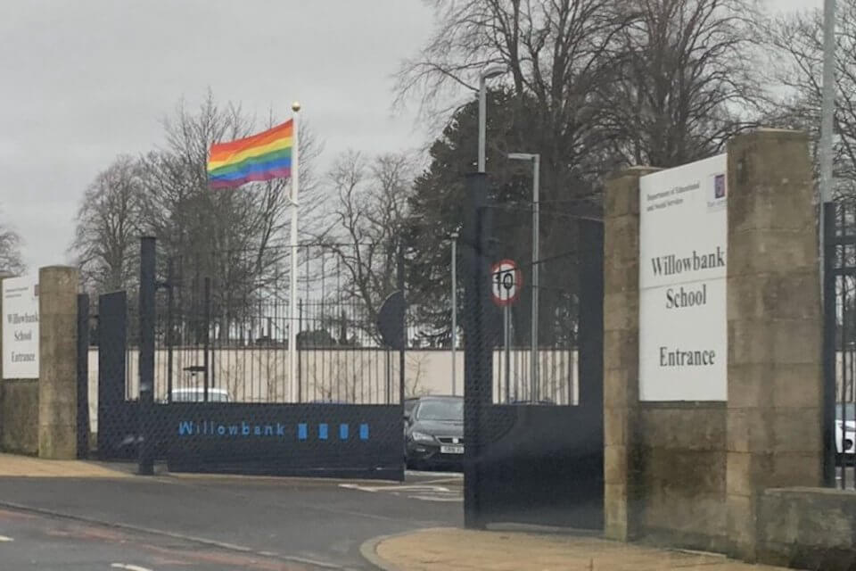 Scuola issa la bandiera arcobaleno per sostenere la comunità LGBT - Scuola issa la bandiera arcobaleno - Gay.it