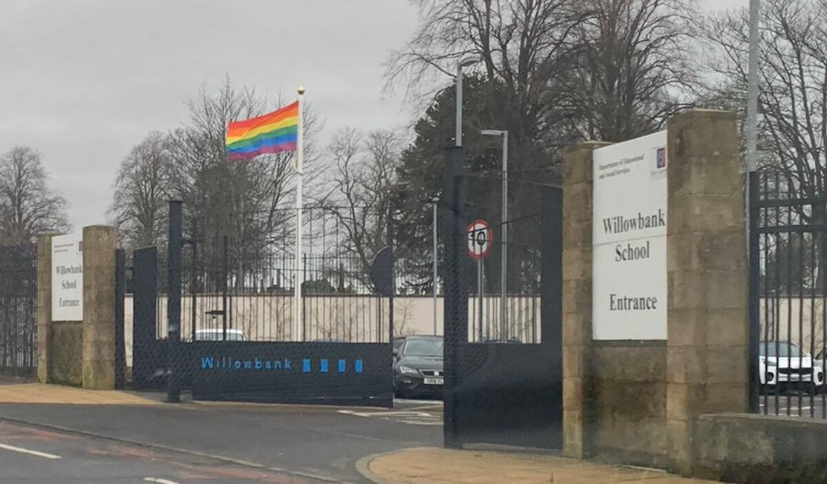 Scuola issa la bandiera arcobaleno per sostenere la comunità LGBT