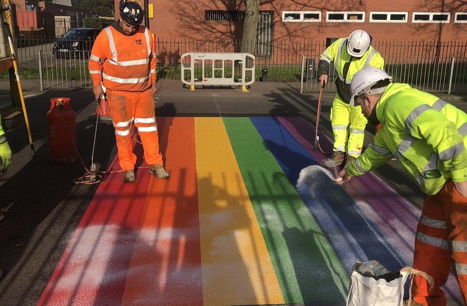 Scuola realizza strisce pedonali arcobaleno, piovono insulti omofobi