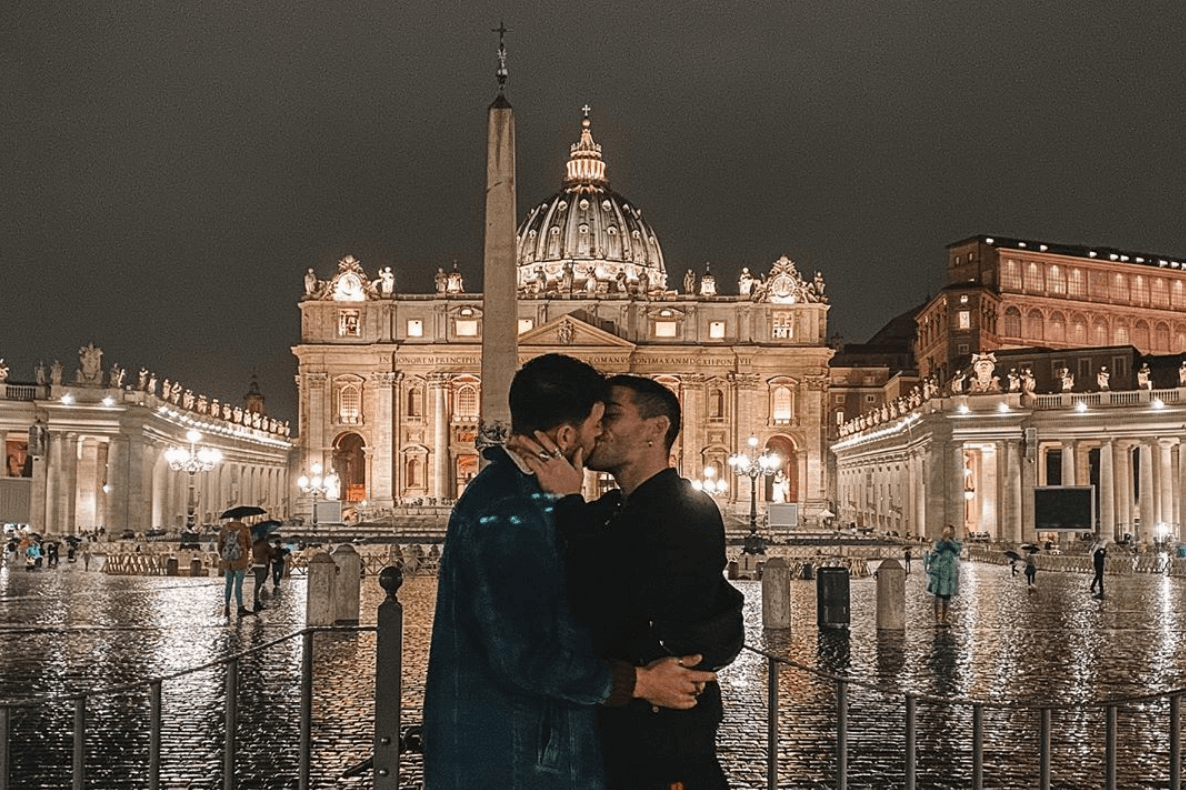 Simone Nolasco, un bacio contro l’omofobia per il ballerino di Amici – foto