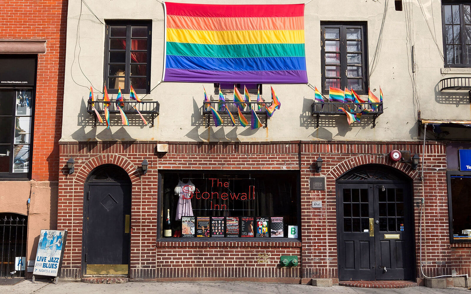 The Stonewall Inn, il bar gay più famoso al mondo a rischio chiusura: via alla raccolta fondi