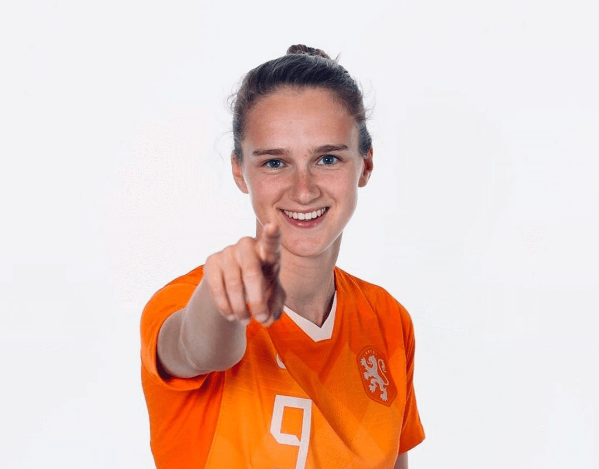 Vivianne Miedema, calciatrice lesbica dichiarata: “Se solo un calciatore famoso facesse coming out…”