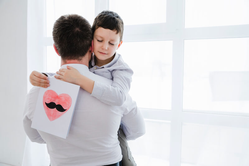 Papà teme che il figlio di un anno sia gay perché ama le banane, i fiori e l’arcobaleno