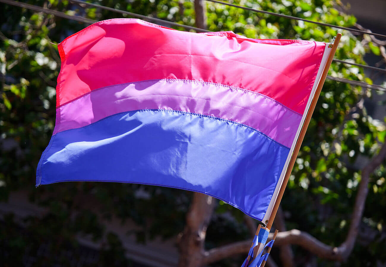 BisexualMenExist è trend topic su Twitter, perché le persone bisessuali esistono davvero