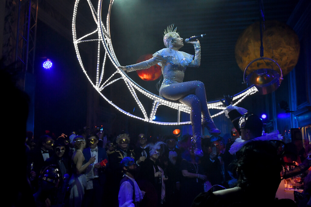 Carnevale a Venezia: organizza la tua vacanza gay-friendly tra maschere e travestimenti - dinner show venezia - Gay.it
