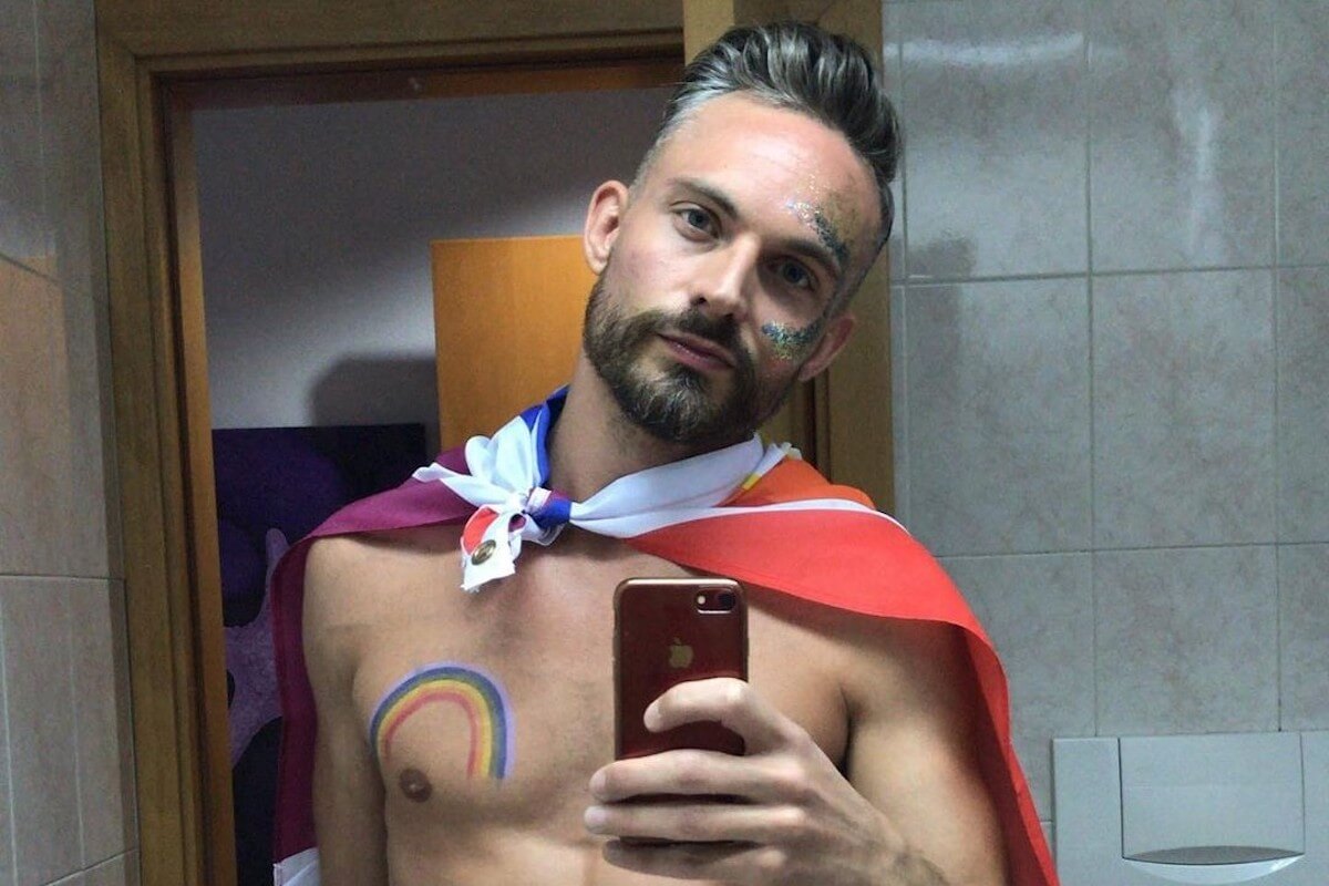 Coppia gay si bacia in auto e l’autista Uber perde la testa: “Smettetela, sono cristiano”