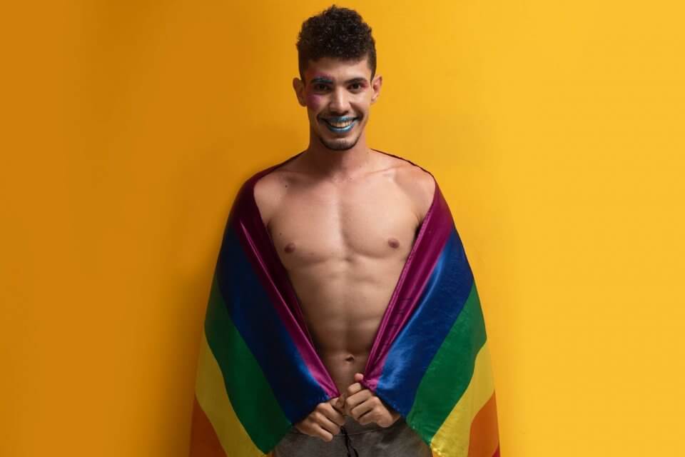 Lessico dell’omofobia: tutti i termini (offensivi) con cui si indica una persona LGBT in Italia