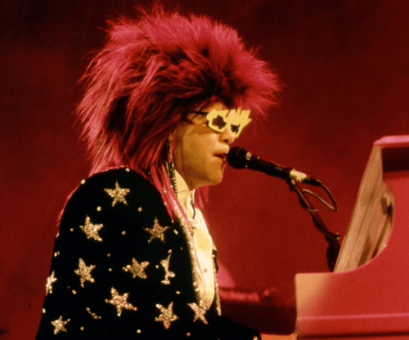 Buon compleanno Elton John, icona LGBT che ha rivoluzionato la musica pop e rock - john 2 - Gay.it