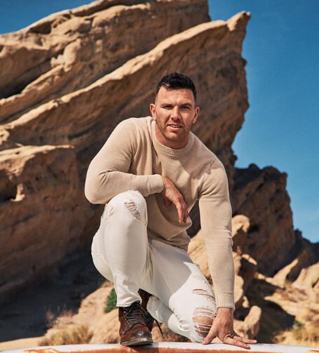 Un look casual per Keegan Hirst