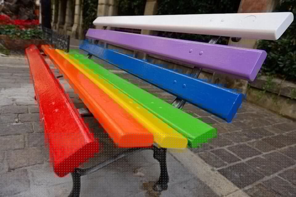 Milano contro l’omofobia: studenti e volontari al lavoro per realizzare 10 panchine arcobaleno