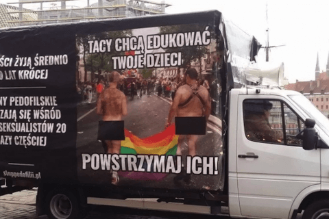 Polonia, tribunale choc: la campagna che collega omosessualità e pedofilia è "informativa ed educativa" - polonia omofobia - Gay.it