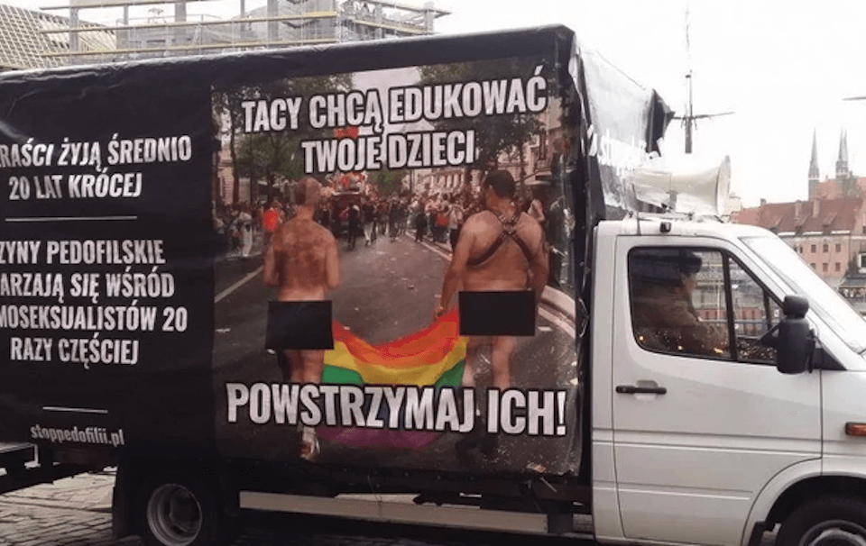Polonia, tribunale choc: la campagna che collega omosessualità e pedofilia è “informativa ed educativa”