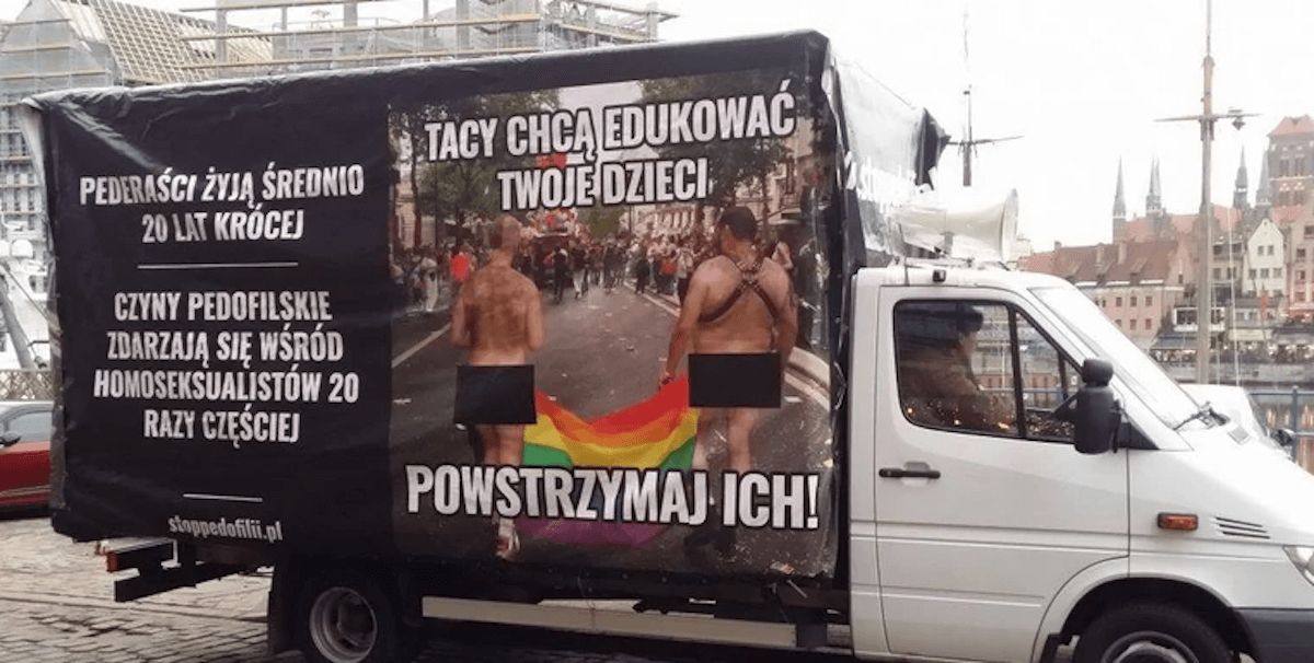 Polonia, tribunale choc: la campagna che collega omosessualità e pedofilia è “informativa ed educativa”